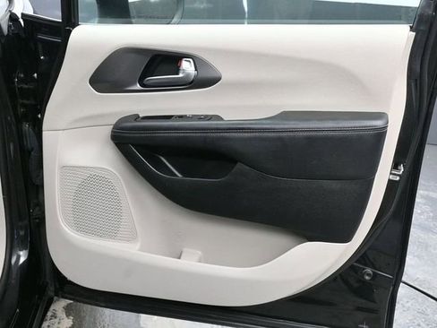 Used 2023 Chrysler Pacifica Touring-L image 9