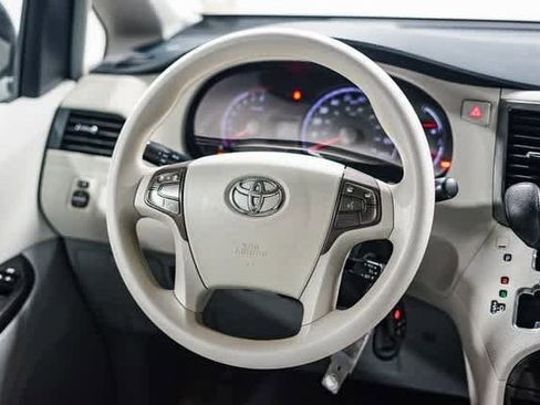 Used 2012 Toyota Sienna LE w/ Towing Pkg image 16