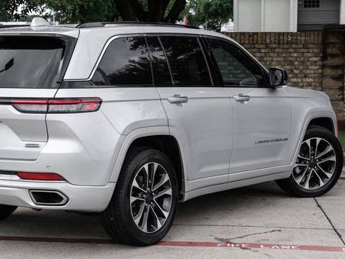 Used 2022 Jeep Grand Cherokee Overland w/ Luxury Tech Group IV AWD/4WD image 18