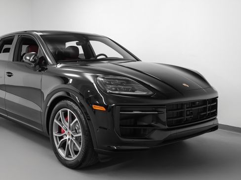 Used 2025 Porsche Cayenne S image 9