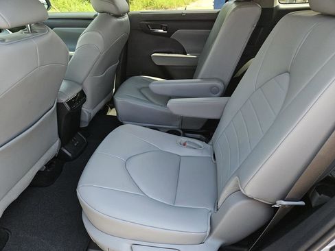 Used 2024 Toyota Highlander XLE FWD image 36