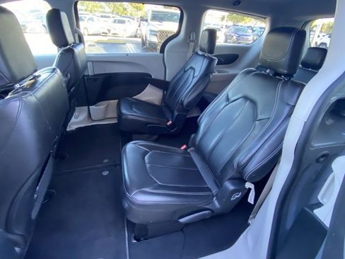 Used 2023 Chrysler Pacifica Touring-L image 21