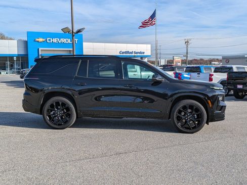Used 2024 Chevrolet Traverse RS w/ LPO, Floor Liner Package AWD/4WD image 2