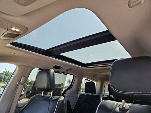 Used 2022 Chrysler Pacifica Limited FWD image 28