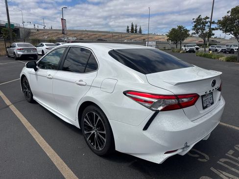 Used 2018 Toyota Camry SE w/ Moonroof Package FWD image 5