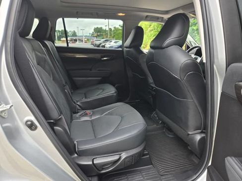 Used 2022 Toyota Highlander Platinum FWD image 25