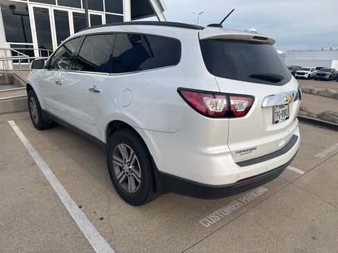 Used 2017 Chevrolet Traverse LT image 2