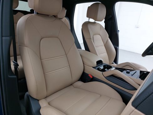 Used 2025 Porsche Cayenne image 12