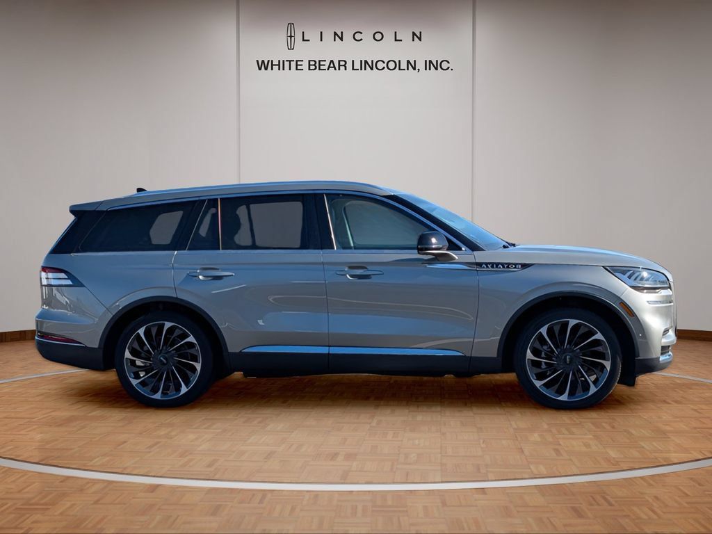Used 2023 Lincoln Aviator Reserve w/ Equipment Group 201A RWD image 4