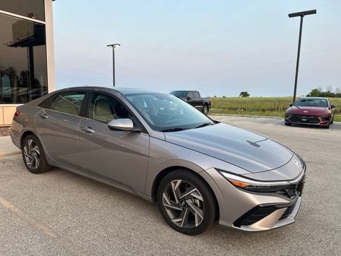 Used 2025 Hyundai Elantra Limited FWD image 17