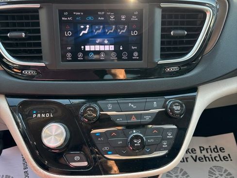 Used 2019 Chrysler Pacifica Touring-L FWD image 14