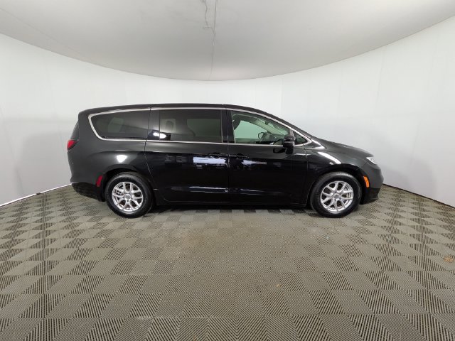 Used 2023 Chrysler Pacifica Touring-L FWD image 32