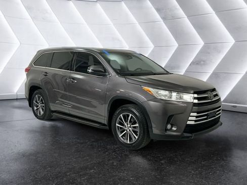 Used 2017 Toyota Highlander XLE image 1