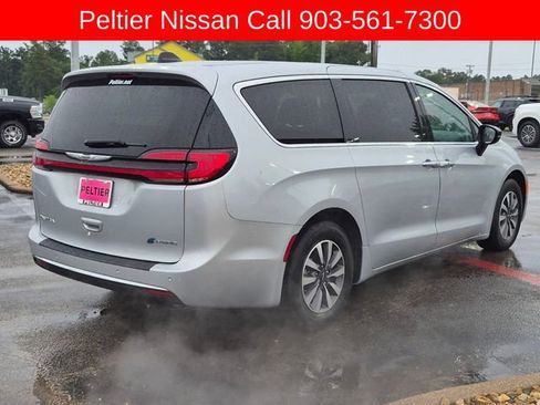Used 2024 Chrysler Pacifica Limited FWD image 6
