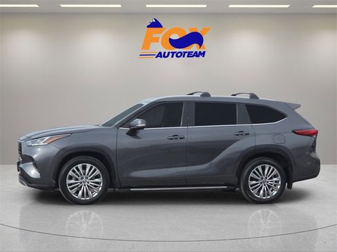 Used 2023 Toyota Highlander Platinum image 2