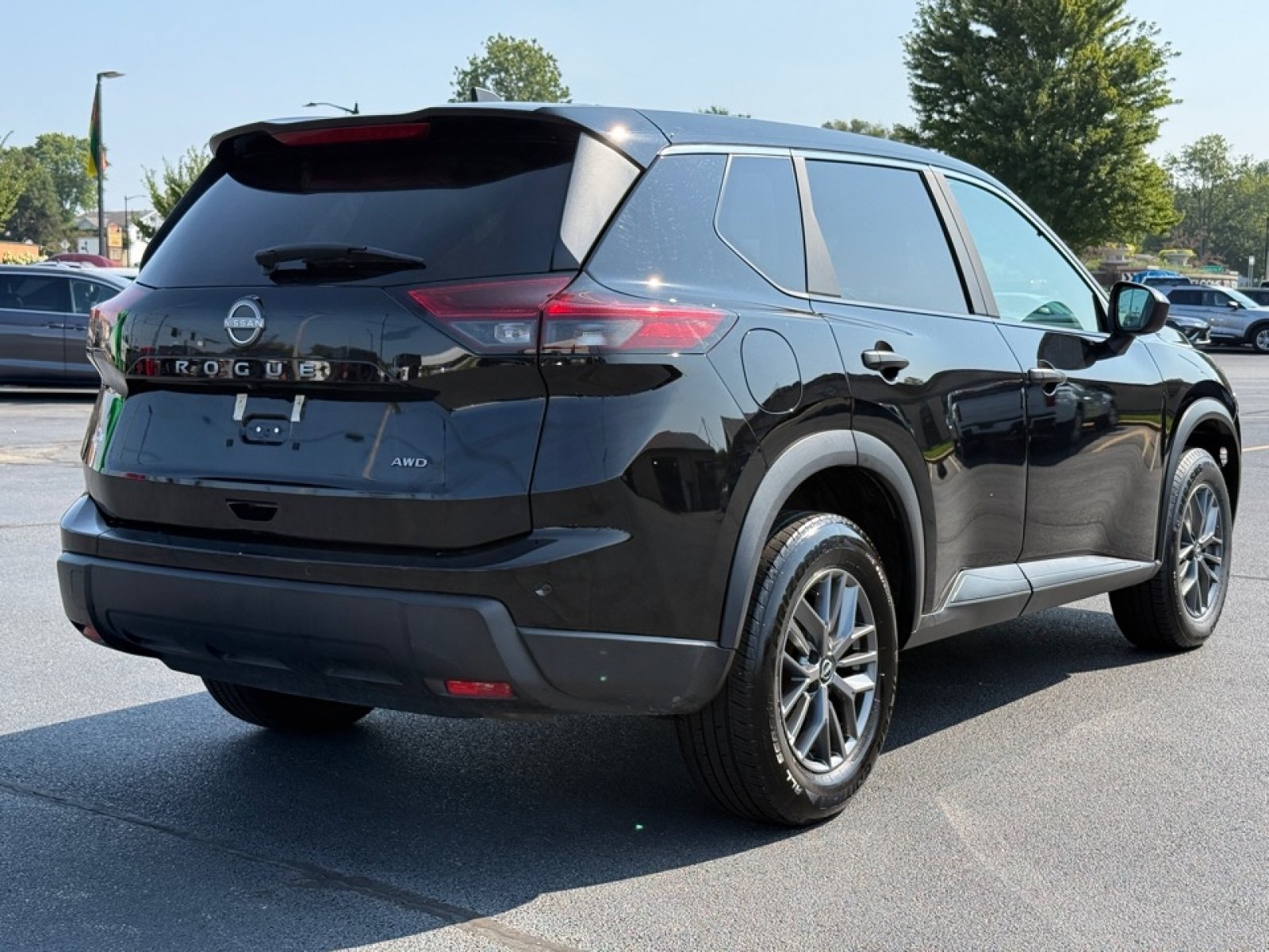 Used 2024 Nissan Rogue S AWD/4WD image 8