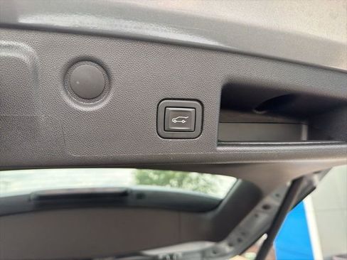 Used 2023 Chevrolet Equinox Premier FWD image 12