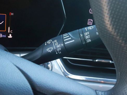 Used 2025 Chevrolet Trax LT FWD image 23