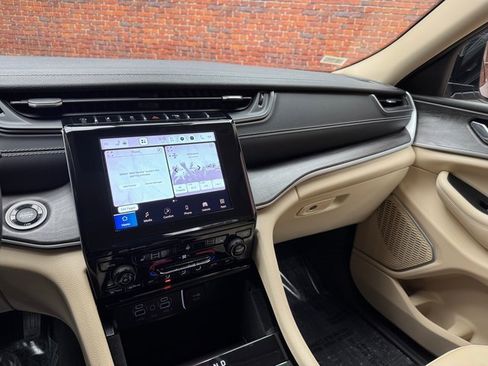 Used 2022 Jeep Grand Cherokee L Limited image 17