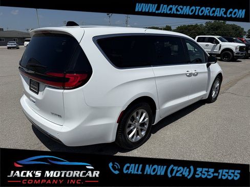 Used 2026 Chrysler Pacifica Limited FWD image 11