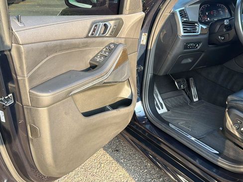 Used 2022 BMW X5 xDrive40i w/ M Sport Package AWD/4WD image 15