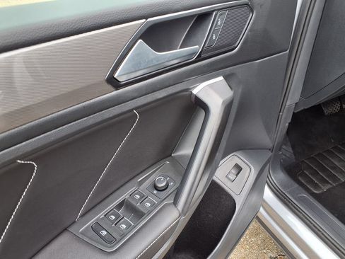 Used 2024 Volkswagen Tiguan SE FWD image 23