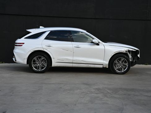 Used 2025 Genesis GV70 2.5T AWD/4WD image 6
