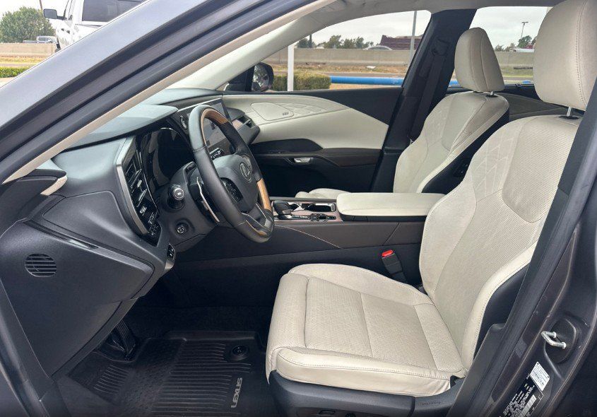 Used 2025 Lexus RX 450h AWD w/ Convenience Package image 2