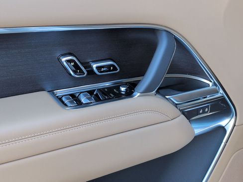 New 2026 Land Rover Range Rover SE image 13