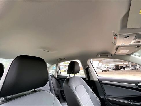 Used 2025 Volkswagen Jetta SE image 13