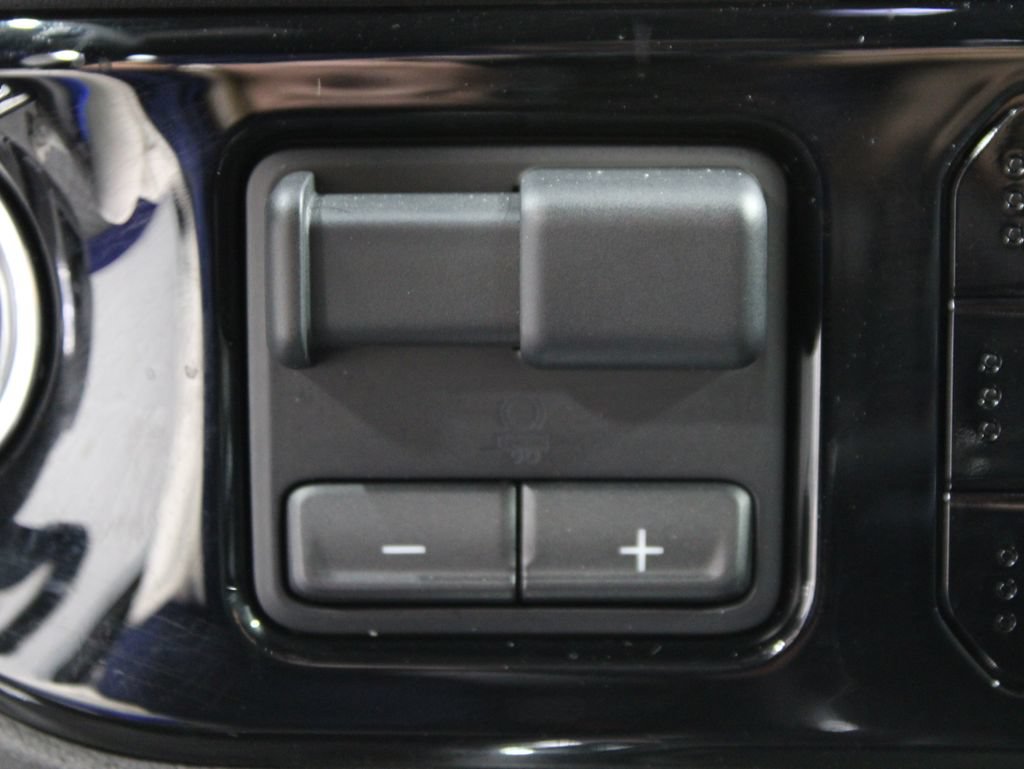 Used 2023 Chevrolet Silverado 1500 LTZ AWD/4WD image 66