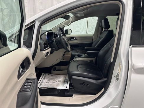 Used 2023 Chrysler Pacifica Touring-L image 10