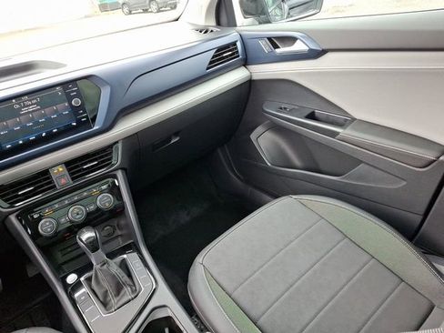 Certified 2024 Volkswagen Taos SE w/ Panoramic Sunroof Package image 16