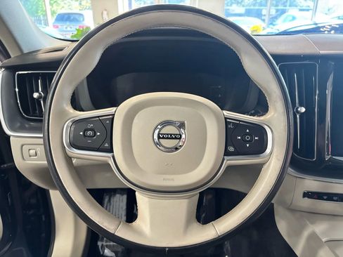 Used 2019 Volvo XC60 T5 Momentum w/ Premium Package image 32