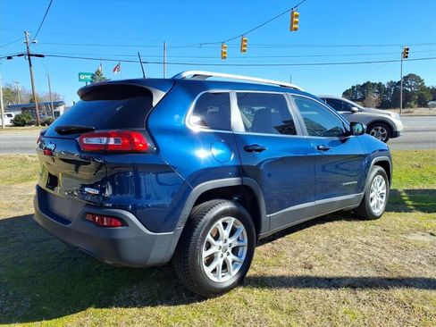 Used 2018 Jeep Cherokee Latitude w/ Cold Weather Group image 3