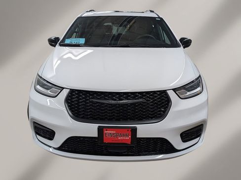 Used 2025 Chrysler Pacifica Limited image 2