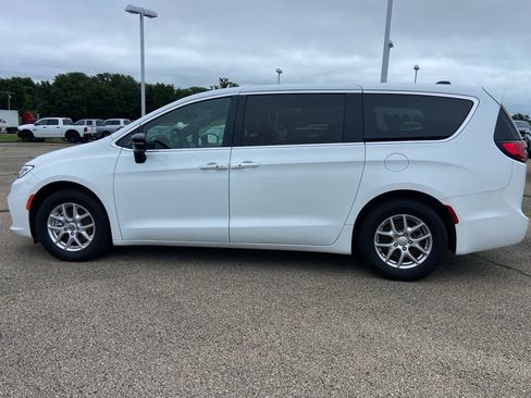 Used 2025 Chrysler Pacifica Select FWD image 6