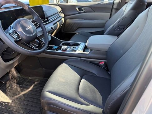 Used 2025 Kia Carnival EX image 5