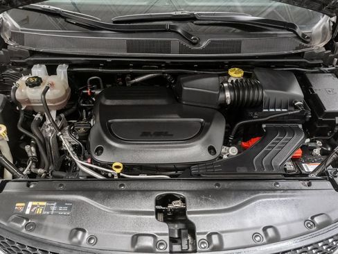 Certified 2022 Chrysler Voyager LX FWD image 3