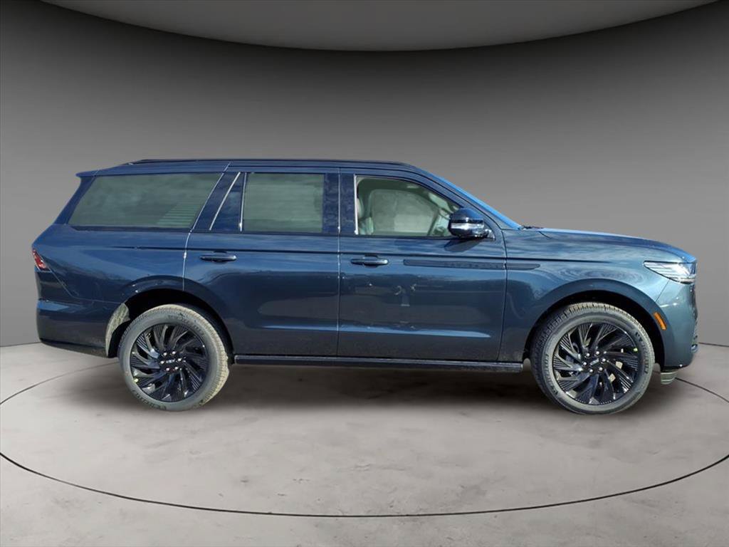 New 2025 Lincoln Navigator Reserve w/ Jet Appearance Package AWD/4WD image 10