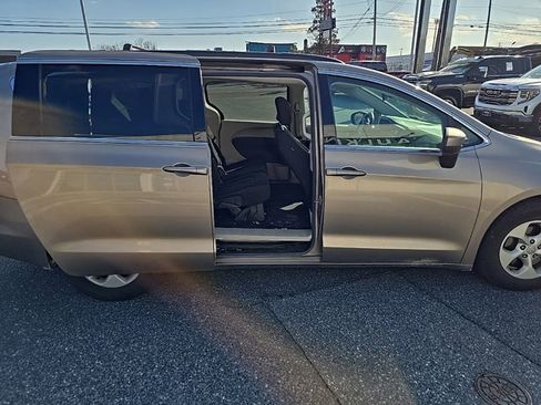 Used 2017 Chrysler Pacifica LX w/ Tire & Wheel Group image 16