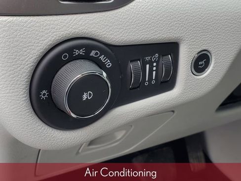 Used 2019 Jeep Cherokee Overland w/ Technology Group image 18