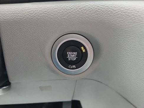 Used 2024 Chrysler Pacifica Touring-L image 47