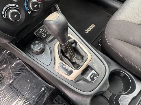 Used 2016 Jeep Cherokee Sport image 30