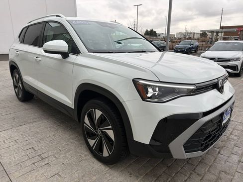 Certified 2025 Volkswagen Taos SE image 9