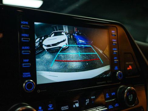 Used 2021 Toyota Highlander LE AWD/4WD image 23