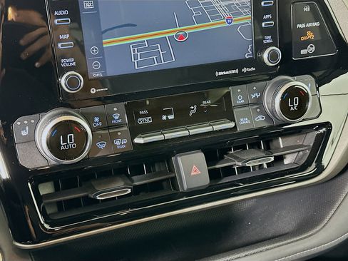 Used 2021 Toyota Highlander XLE image 24