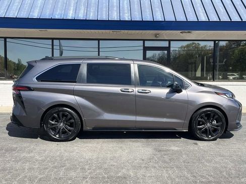 Used 2022 Toyota Sienna XSE FWD image 11