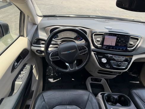 Used 2021 Chrysler Pacifica Touring-L FWD image 15
