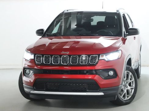 Used 2025 Jeep Compass Limited AWD/4WD image 3